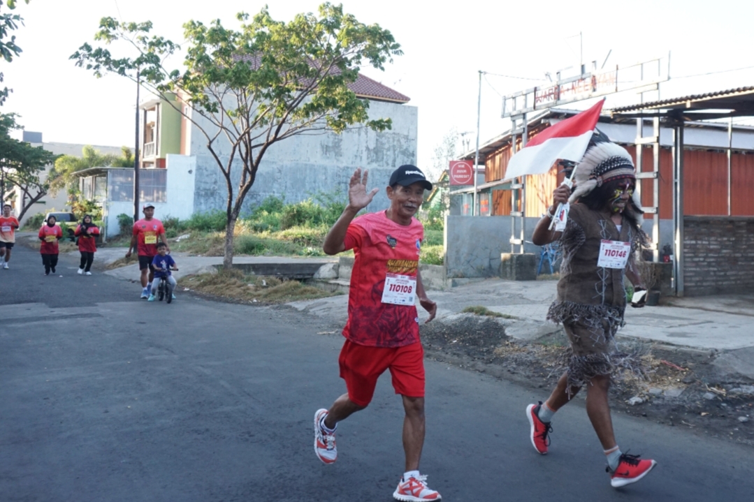 KOSTUM UNIK: Salah satu peserta menggunakan kostum suku Indian saat mengikuti Bhayakara Kartini Run 2024 pada Minggu (14/7).