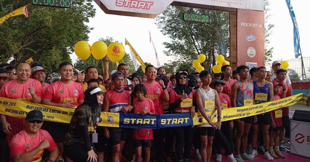 MERIAH: Kapolres Jepara AKBP Wahyu Nugroho Setyawan bersama runners BKR 2024 melewati garis start dari Pantai Kartini Jepara.