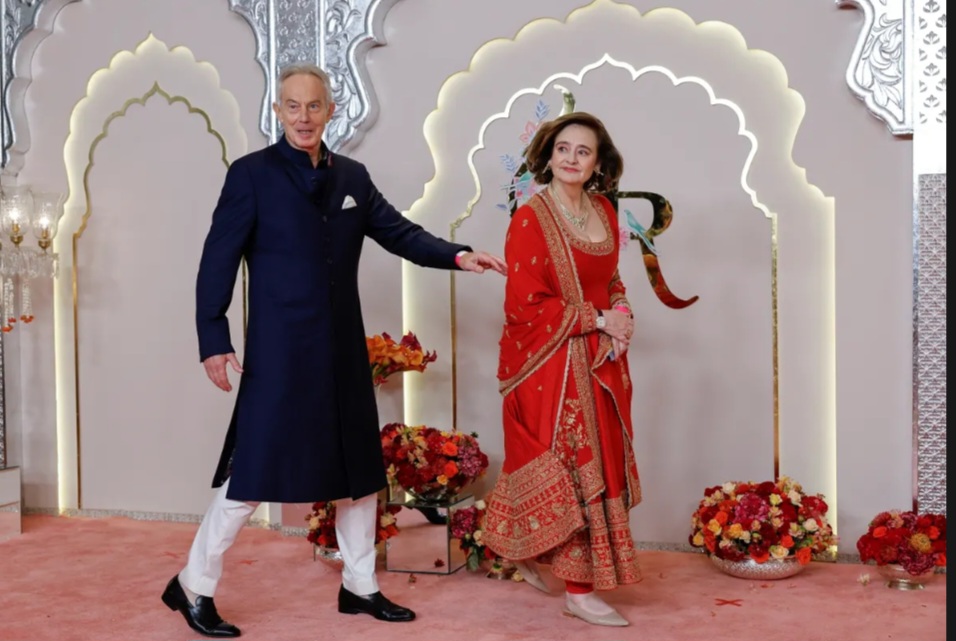 Tamu undangan yang hadir, Mantan PM Inggris Tony Blair dan istrinya Cherie. Foto: Francis Mascarenhas/Reuters
