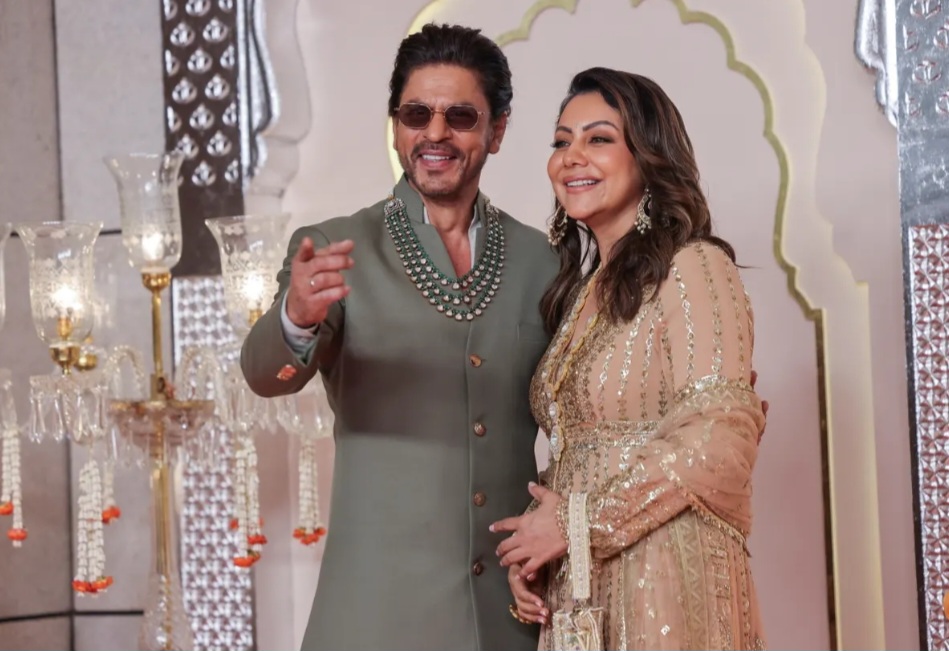 Tamu undangan yang hadir, Shah Rukh Khan dan istrinya Gauri Khan. Foto: Francis Mascarenhas/Reuters