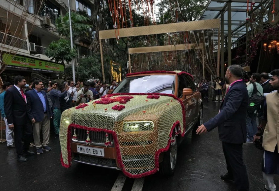 Mobil Rolls Royce yang didekorasi dalam pernikahan. Foto: Hemanshi Kamani/Reuters