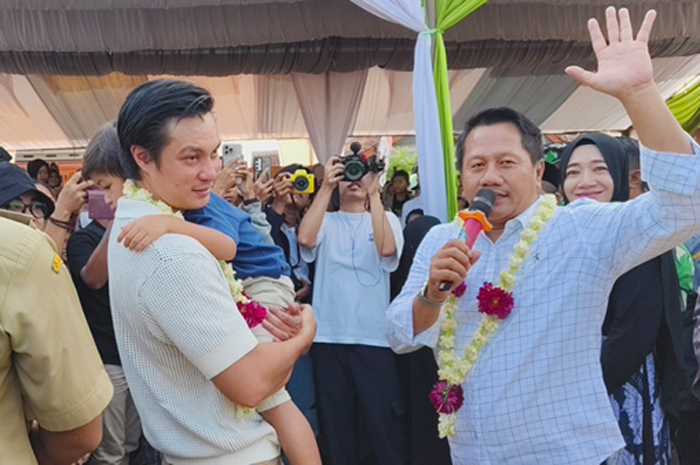 RESMIKAN TAMAN: Joko Suranto Crazy Rich Grobogan bersama artis Ibu Kota Baim Wong meresmikan Taman JOSS di Desa Jetis, Kecamatan Karangrayung.