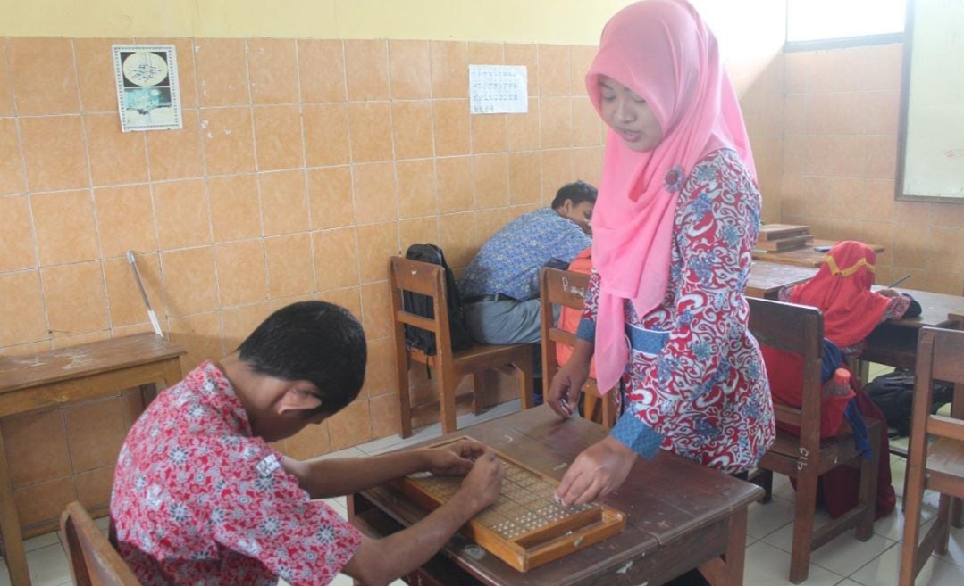 KEGIATAN BELAJAR: Pembelajaran yang ada di salah satu sekolah luar biasa (SLB) Grobogan.