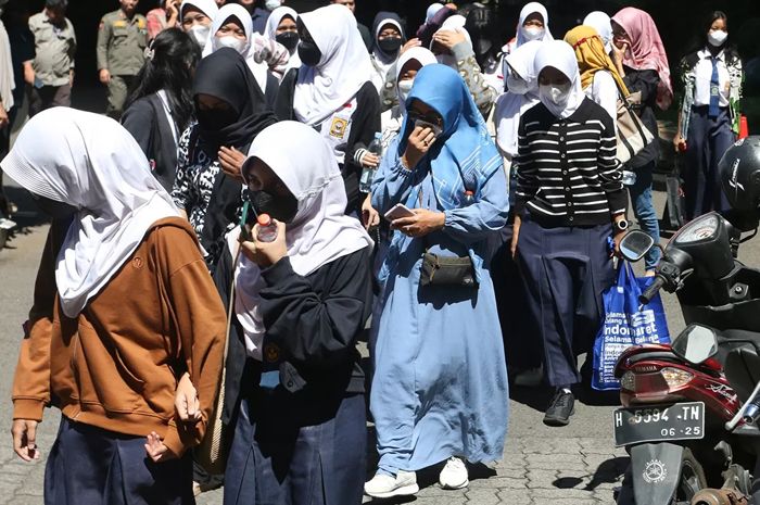 Perwakilan orang tua siswa SMP N 1 Semarang, mengecam Dinas Pendidikan dan Kebudayaan (Disdikbud) Jateng.