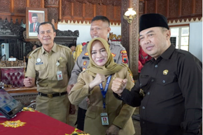 Penjabat (Pj) Bupati Jepara H. Edy Supriyanta (kiri) meluncurkan&nbsp;aplikasi SAMUDRA di Pendapa Kartini, Senin, (15/7).