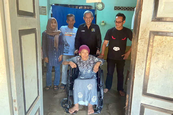 PEDULI: Junarso memberikan bantuan kepada salah satu warga di Desa Krapyak, Tahunan.
