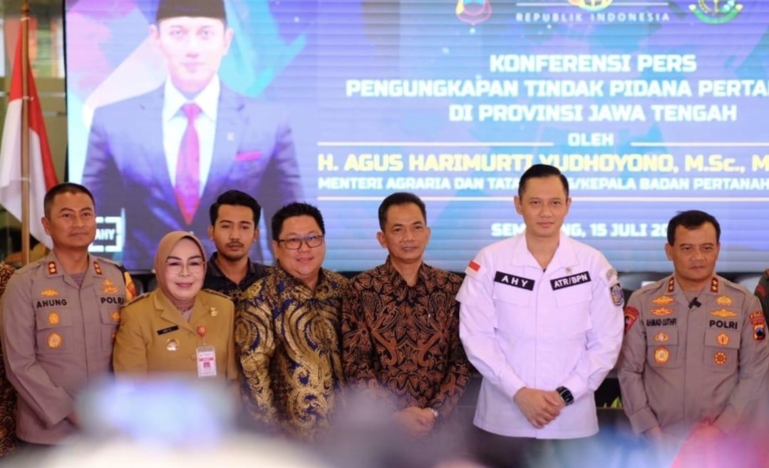 ATENSI KHUSUS: Kapolres Grobogan AKBP Dedy Anung Kurniawan, Bupati Grobogan Sri Sumarni, Dirut PT ALIB Didik Prawoto dan Menteri ATR/BPN Agus Harimurti Yudhoyono saat konferensi pers di Polda Jateng.