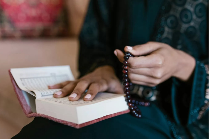 Ilustrasi seorang muslim sedang berdzikir