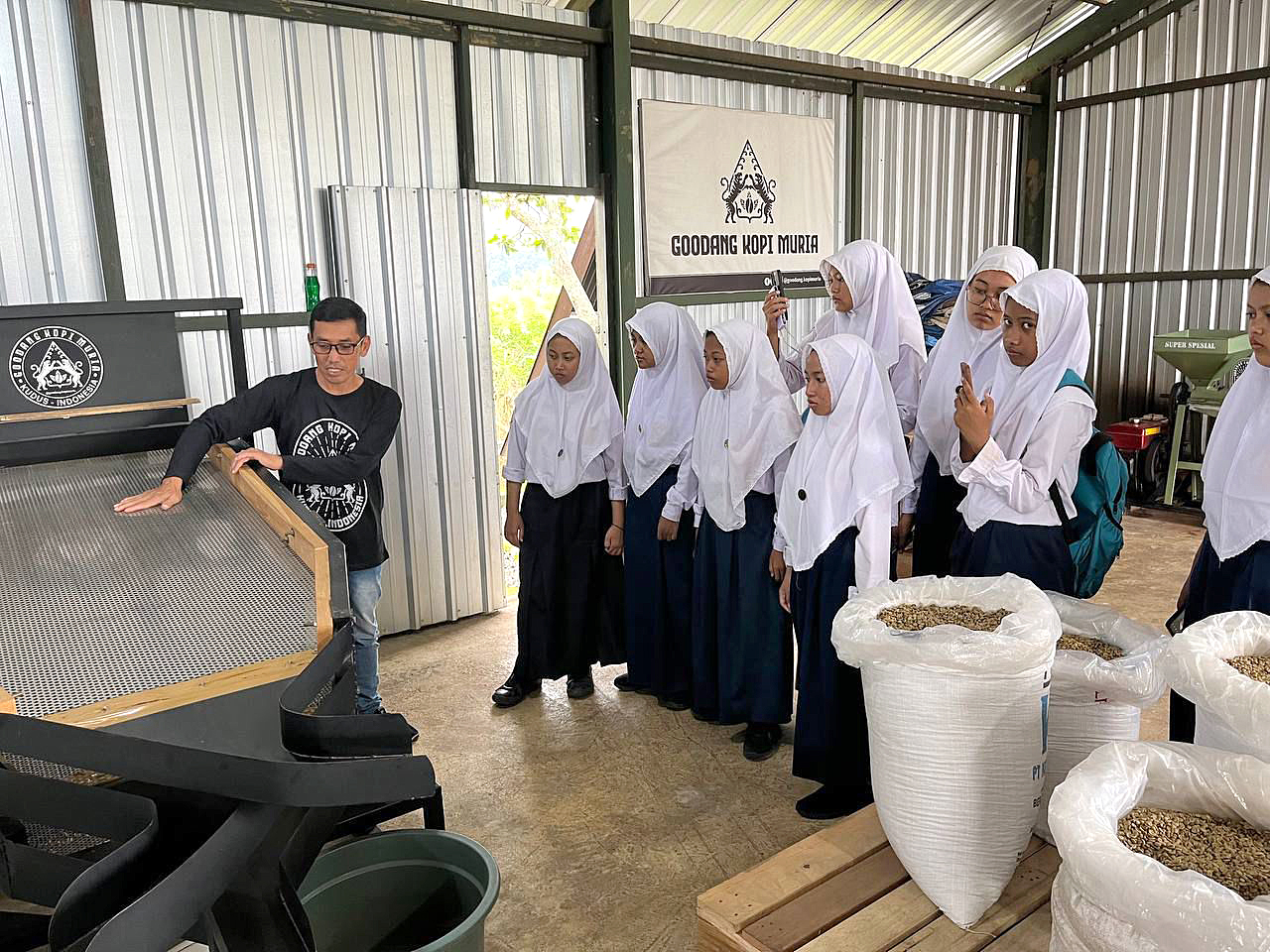 KENALKAN POTENSI DESA: Teguh Budi Wiyono mengajak wisatawan menyusuri perkebunan kopi di Desa Colo, Kecamatan Dawe, Kudus, belum lama ini.