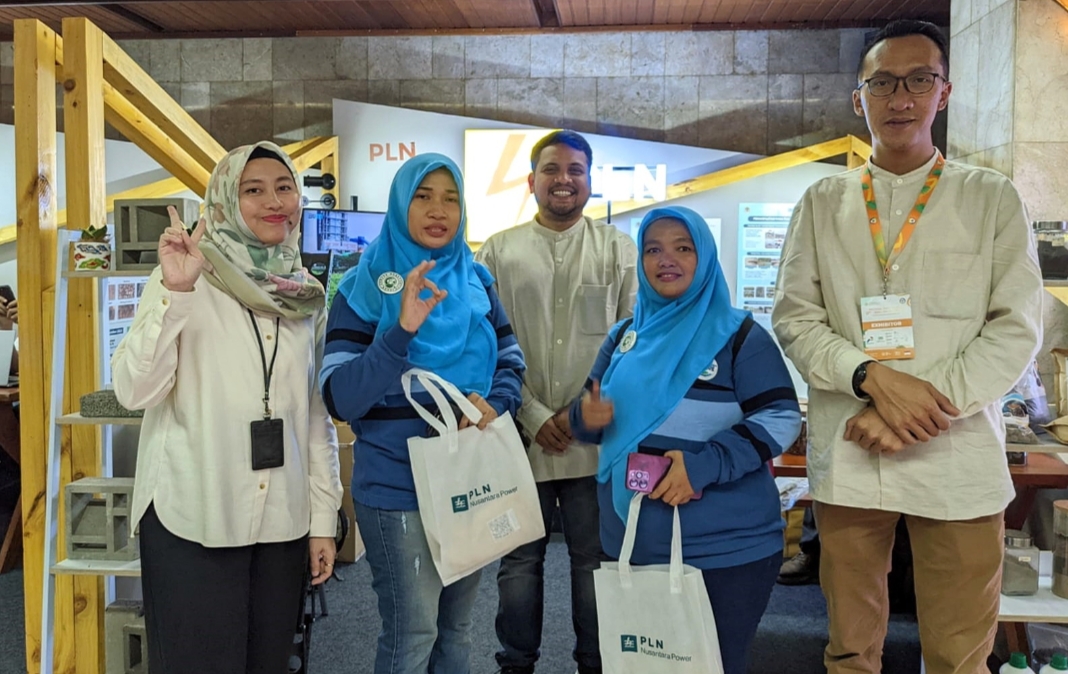KENALKAN KE PUBLIK: Tim dari K3LK TJSL PLN UIK Tanjung Jati B foto bersama dengan pengunjung Zero Waste Zero Emission Festival di Gedung Manggala Wanabakti, Jakarta, belum lama ini.