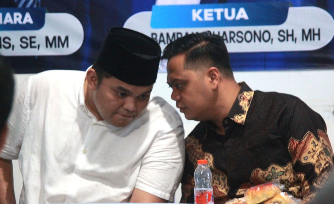 ADU RAYU: Bakal calon bupati Jepara Witiarso Utomo berdiskusi dengan M. Ibnu Hajar yang digadang bakal jadi pasangannya dalam Pilkada Jepara mendatang.