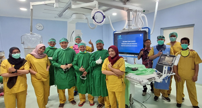 OPERASI PERDANA: Dokter dan perawat RSUD dr R Soetrasno Rembang foto bersama usai melakukan operasi Cathlab perdana, Sabtu lalu (13/7).