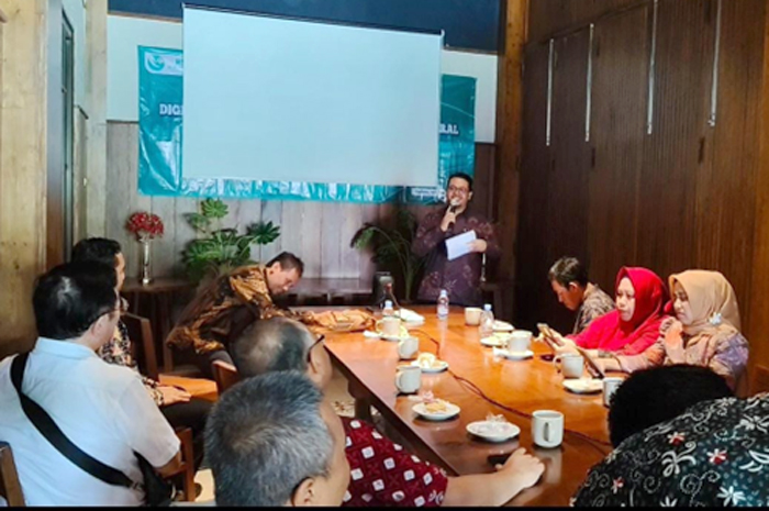 TINGKATKAN KAPSITAS: dr. Subandi, sebagai pembicara seminar ilmiah Digital Subtraction Angiografi (DSA) pada kasus Cerebro Vascular, Sabtu (22/ Juni, di Oregano Rembang.