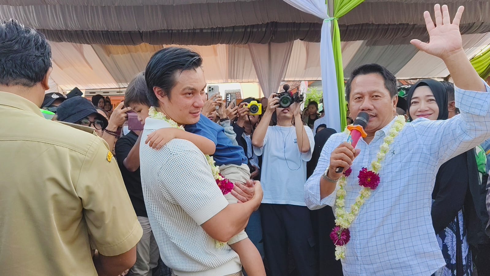 SAPA WARGA: Joko Suranto Crazy Rich Grobogan bersama artis Ibu Kota Baim Wong meresmikan Taman JOSS di Desa Jetis, Kecamatan Karangrayung.