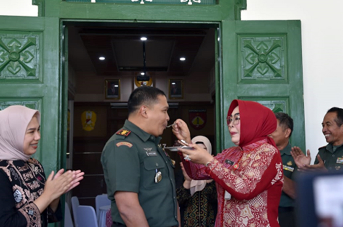 DAPAT SURPRISE: Dandim 0717/Grobogan Letkol Arh Muda Setyawan mendapat kejutan kue ulang tahun ke-44 dari Bupati Grobogan Sri Sumarni dan jajarannya yang datang memberi kejutan.