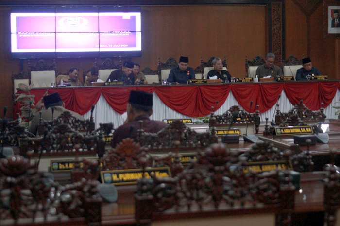 MENINGKAT: Pj Bupati Jepara Edy Supriyanta menyampaikan KUA PPAS 2025 saat rapat paripurna DPRD Jepara Senin (15/7).