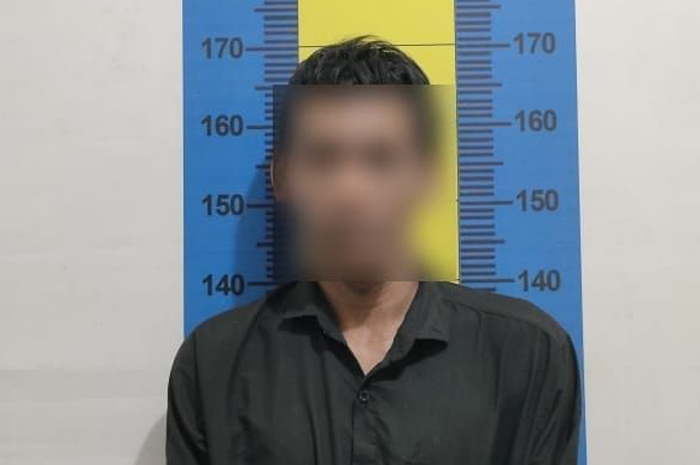 DITANGKAP: Maling kios es teh diamankan di Polsek Juwana tadi malam.