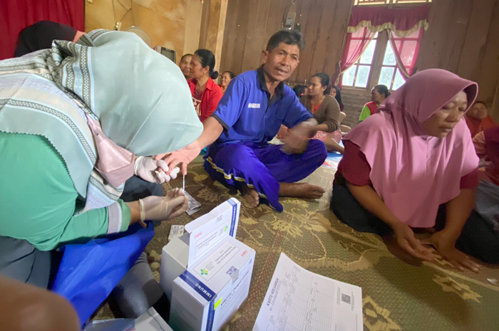 WABAH: Petugas Puskesmas Gabus 1 saat melakukan rapid test pada warga Desa Keyongan Kecamatan Gabus.