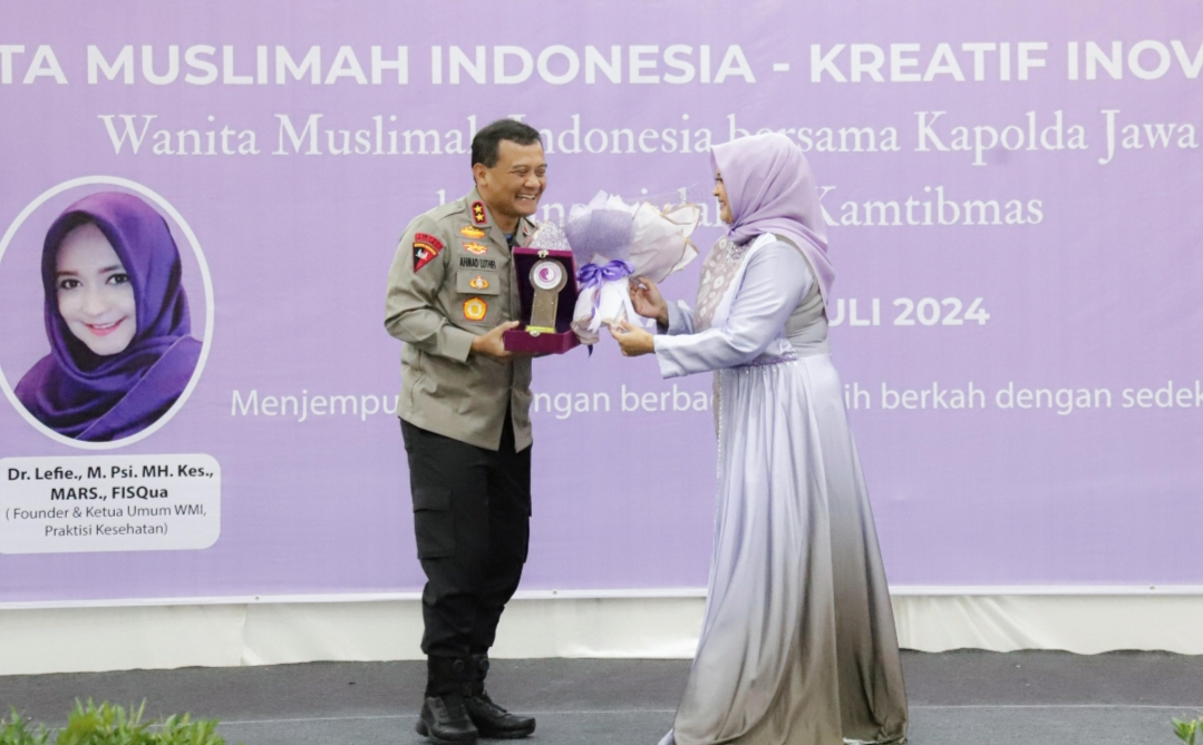 PENGHARGAAN: Kapolda Jawa Tengah Irjen Pol Ahmad Luthfi menerima penghargaan Citra Istakarya Nusantara dari Wanita Muslimah Indonesia (WMI) atas peran aktifnya dalam kegiatan kemanusiaan.