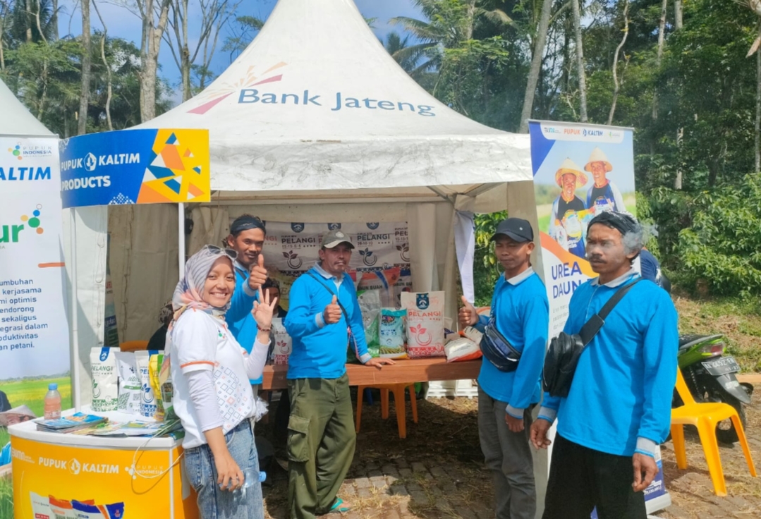 KOMITMEN: Pupuk Kaltim memberikan edukasi langsung ta kelola pertanian secara terintegrasi melalui pemupukan berimbang, termasuk meningkatkan daya dukung lahan ke petani di Temanggung baru-baru ini.