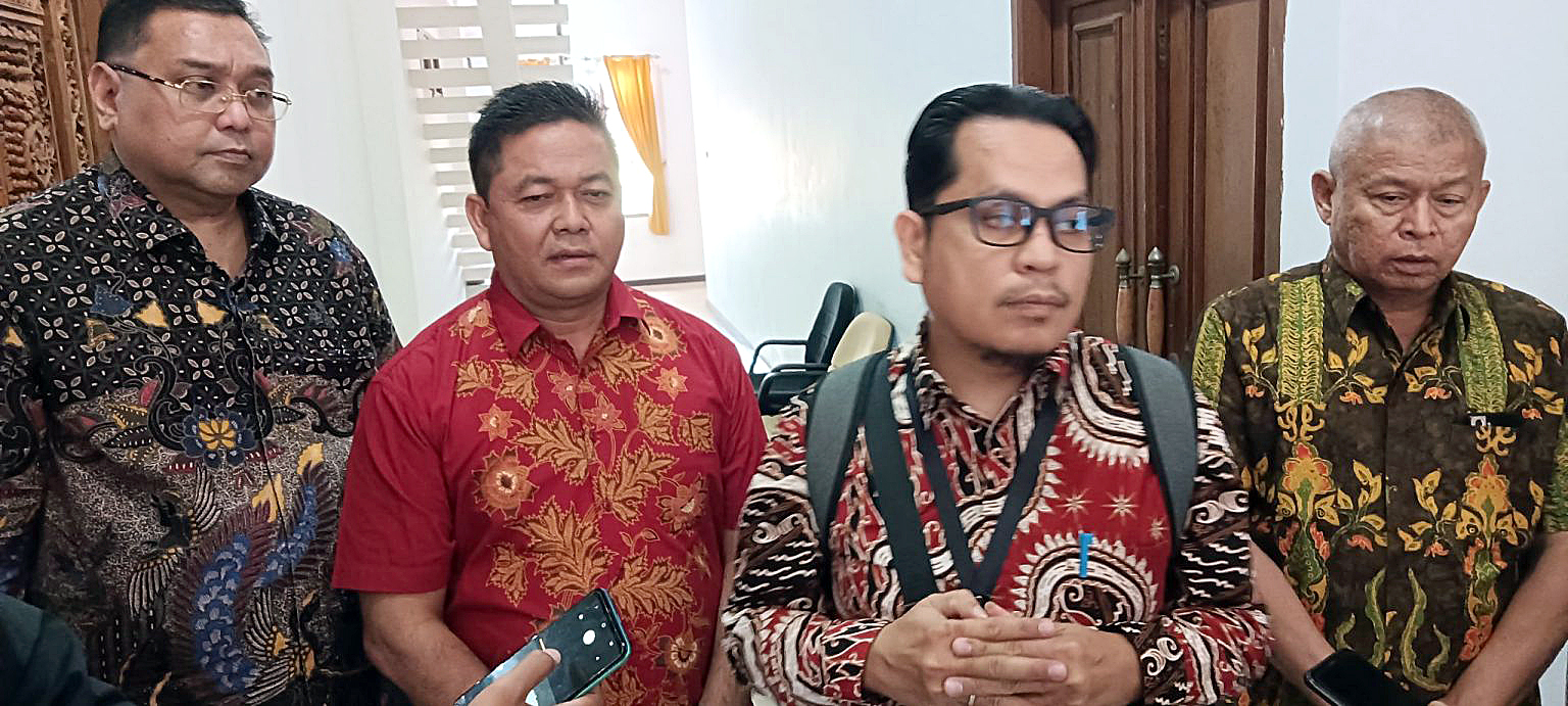 DIJELASKAN: Kepala Satuan Tugas Direktorat Korsub Wilayah III KPK Maruli Tua (memakai tas) menjelaskan kedatangannya usai sosialisasi di DPRD Pati belum lama ini.