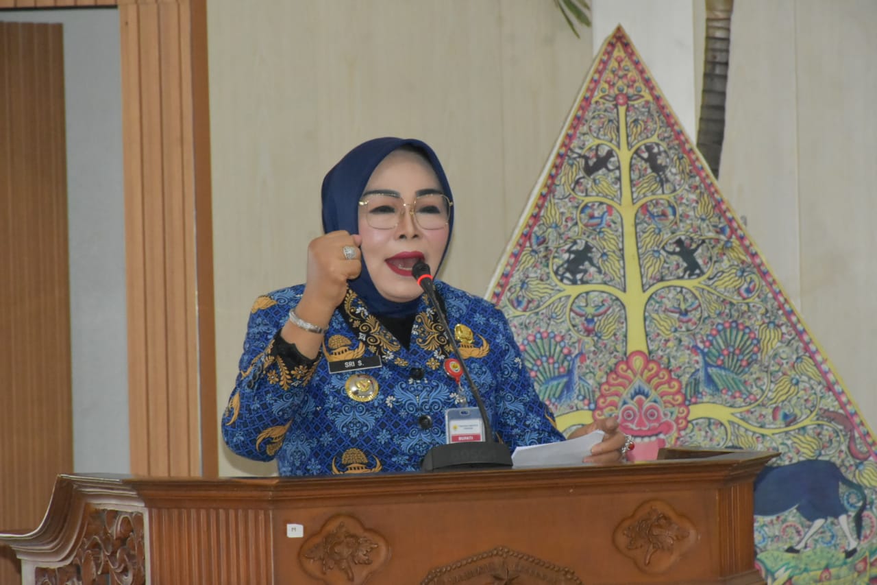 BUKA ACARA &ndash; Bupati Grobogan Sri Sumarni membuka acara dalam rakor Desk Pilkada Tingkat Kabupaten di gedung Riptaloka Setda Grobogan, kemarin.