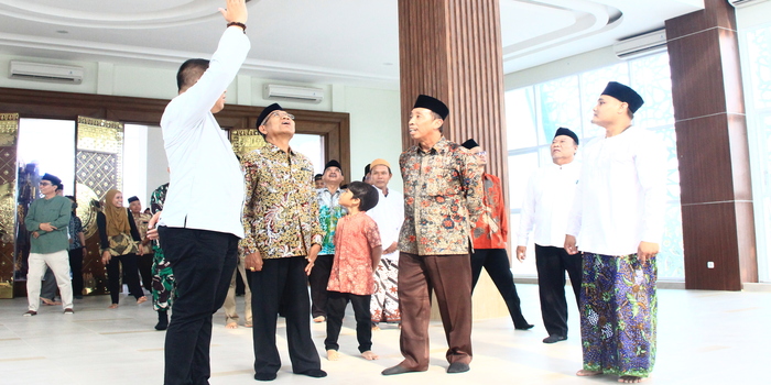 KAGUM: Bupati Rembang, Abdul Hafidz didampingi owner RS Bhina Bhakti Husada Rembang mendengarkan paparan konsultan RS Bhina Al Jannah pertengah bulan lalu.