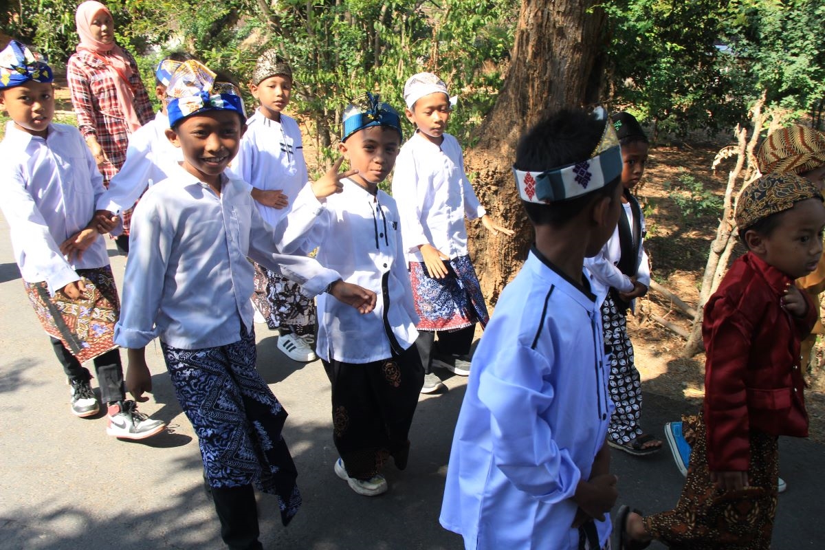 PAWAI: Sejumlah anak-anak di Desa Sridadi, Rembang, mengenakan busana muslim saat mengikuti pawai menyambut Maulid Nabi Muhammad baru-baru ini.