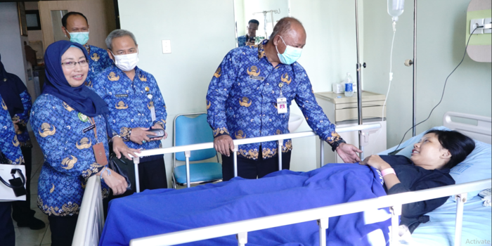 SEHAT: Karyawan pabrik garmen PT Sejin Fashion saat dirawat di sejumlah rumah sakit di Pati kemarin.
