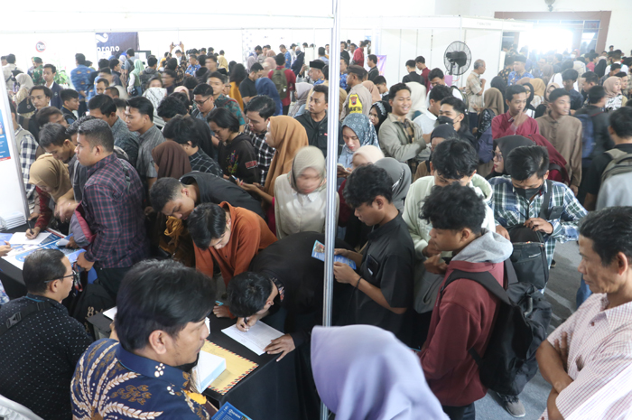 JOB FAIR KUDUS: Ribuan pelamar kerja berdesakan mencari lowongan kerja yang sesuai dengan pendidikan dan skilnya di Gedung Graha Mustika Desa Getas Pejaten Jati kemarin.  