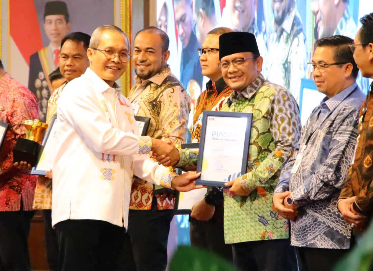 TERIMA PENGHARGAAN: Pj Bupati Kudus M. Hasan Chabibie (tiga kanan) menerima penghargaan dari KPK RI baru-baru ini.