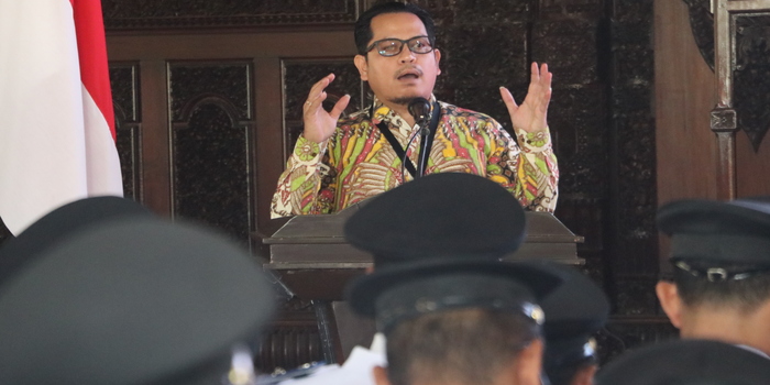WEJANGAN KPK: Kepala Satuan Tugas Direktorat Koordinasi dan Supervisi Wilayah II KPK RI Maruli Tua memberikan arahan di hadapan ratusan kepala desa usai pengukuhan perpanjangan jabatan di pendapa.
