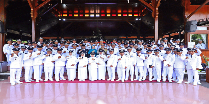 SEMRINGAH: Kepala desa se-Kabupaten Kudus foto bersama Pj Bupati Kudus M. Chasan Habibie usai mengikuti pengukuhan perpanjangan masa jabatan di Pendapa Kabupaten Kudus kemarin.