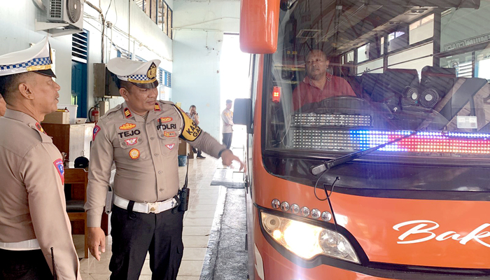RAM CHECK: Satlantas dan Dishub Grobogan saat melakukan ramp check di halaman Dinas Perhubungan (Dishub)
