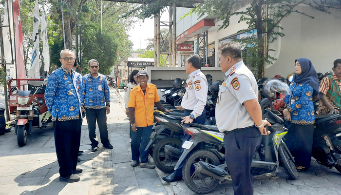 DIBERI PERINGANTAN: Petugas gabungan yang terdiri dari BPPKAD, Dishub, dan Satpol PP Grobogan saat memberikan teguran jukir di sepanjang Jalan R Supraptor, Kota Purwodadi