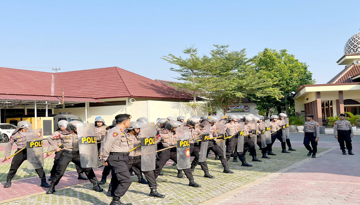 SIMULASI &ndash; Anggota Dalmas Polres Grobogan melakukan simulasi latihan dalam huru hara saat Pilkada 2024 di halaman Mapolres setempat
