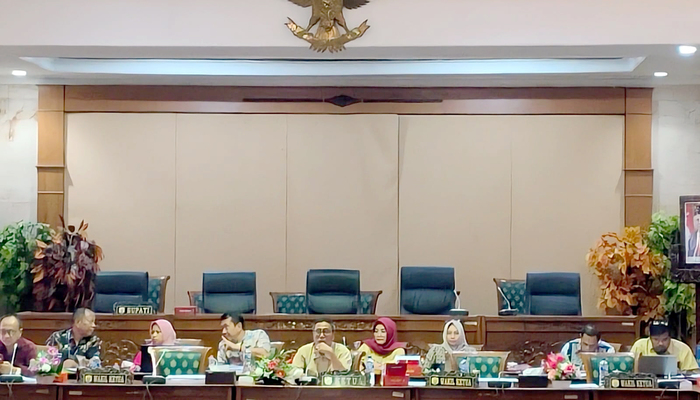 BAHAS ANGGARAN: Ketua DPRD Grobogan Agus Siswanto memimpin jalanya rapat Banggar APBD tahun 2025
