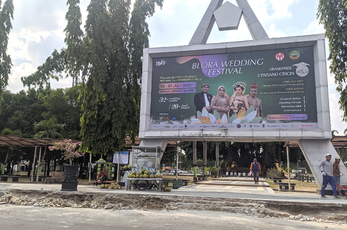 DIPERCANTIK: Alun-alun Blora bagian selatan mulai dibongkar untuk proses revitalisasi ruang terbuka hijau, Jumat (19/7).