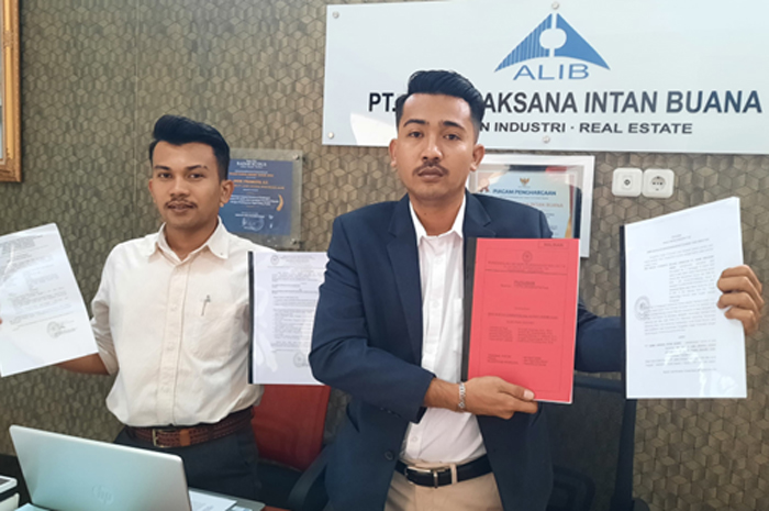 PRESS CONFERENCE: Kuasa Hukum PT Azam Laksana Intan Buana (ALIB) Gesang Arif Wicaksono dan Mohammad Khusnul Mubaroq menunjukkan bukti administrasi.