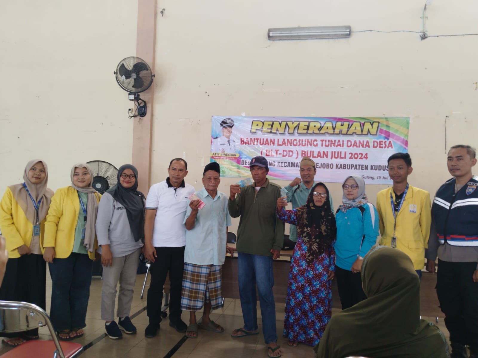 CAIR: Warga Desa Gulang, Kecamatan Mejobo, Kudus tampak sumringah menerima BLT Dana Desa tahun 2024 di kantor Balai Desa Gulang kemarin.