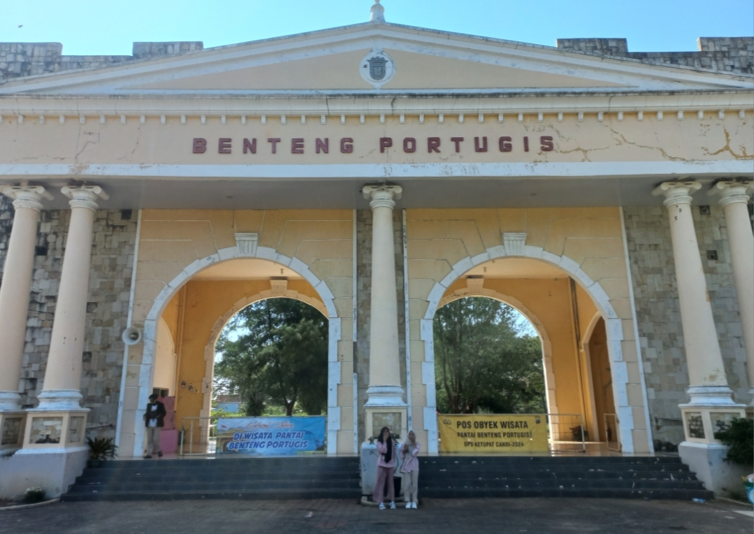 BERKUNJUNG: Beberapa warga sedang berwisata di kawasan Cagar Budaya Benteng Portugis baru-baru ini.
