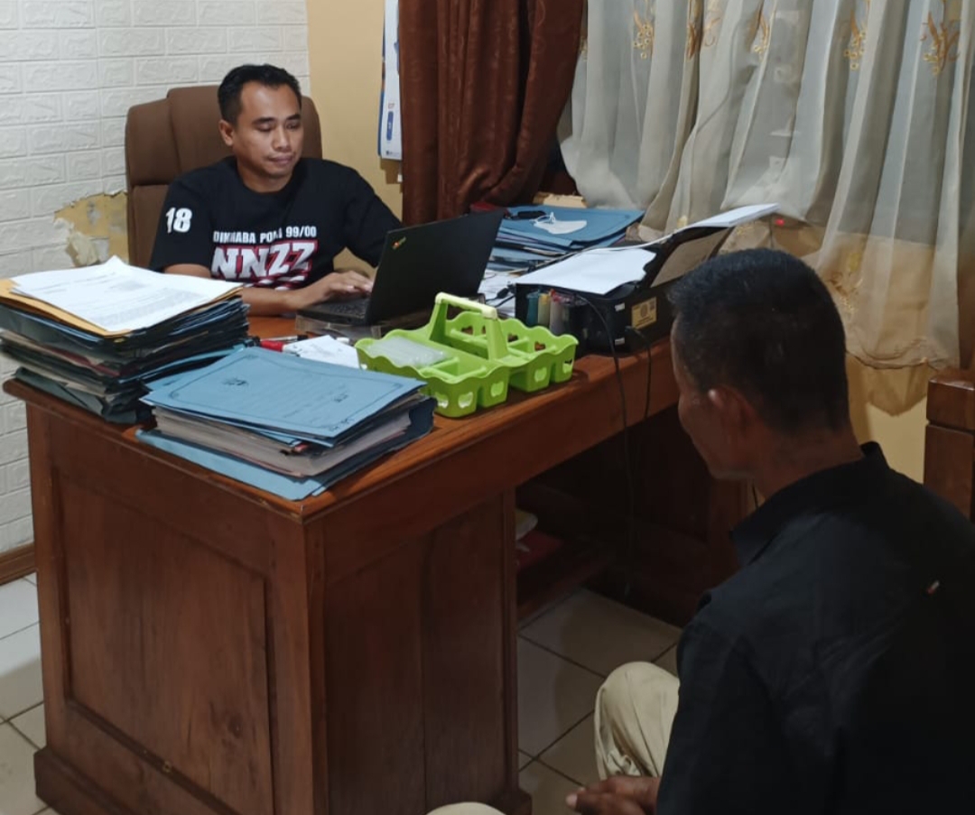 DIAMANKAN: Polsek Sukolilo memeriksa maling di Kecamatan Sukolilo pada Sabtu (19/7).