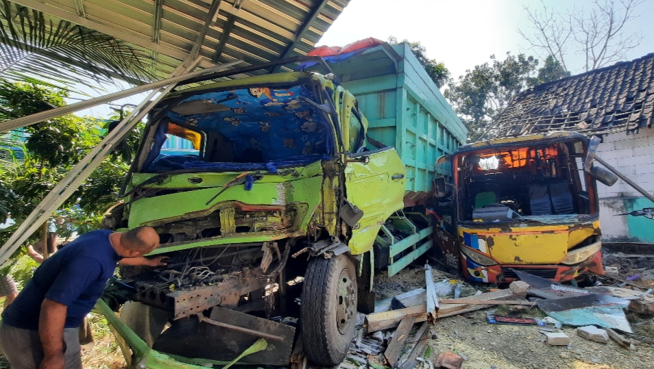 LAKA LANTAS: Kecelakaan lalu lintas melibatkan truk tronton dan mini bus jurusan Purwodadi-Sulursari di Dusun Tanen, Desa Selo Kecamatan Tawangharjo, Sabtu (20/7).