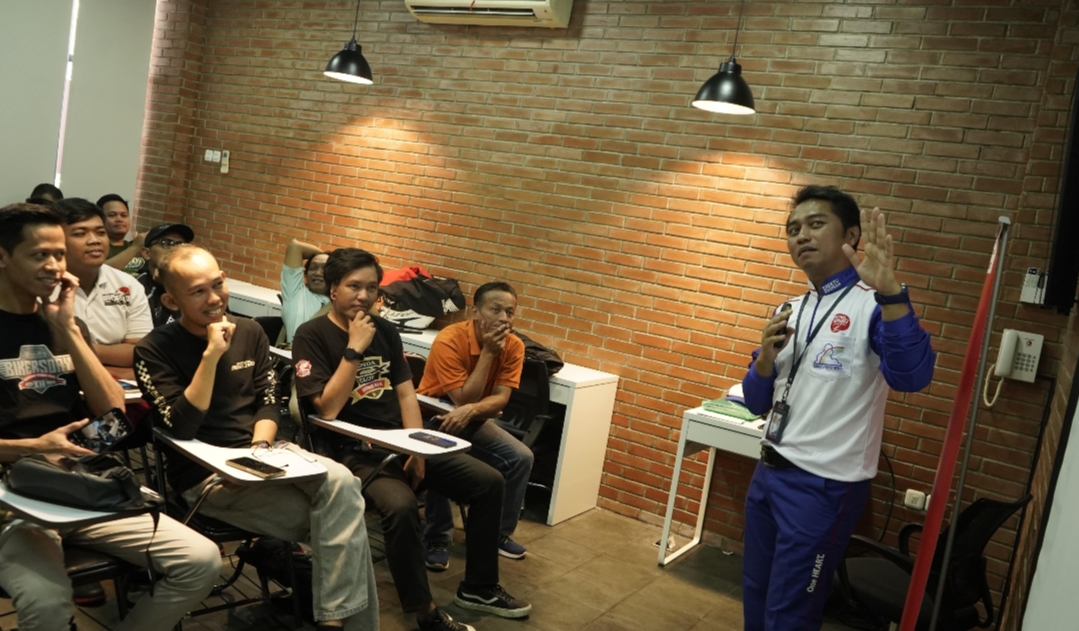 WORKSHOP: Instruktur Safety Riding Astra Motor Jateng secara spesial mengajarkan workshop &ldquo;Danger Prediction&rdquo; di Astra labs Astra Motor Center Semarang pada Kamis (18/07/24).