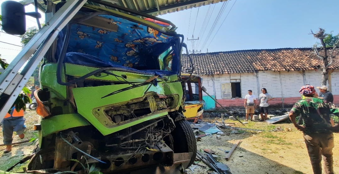 LAKA LANTAS: Kecelakaan lalu lintas melibatkan truk tronton dan mini bus jurusan Purwodadi-Sulursari di Dusun Tanen, Desa Selo Kecamatan Tawangharjo, Sabtu (20/7).