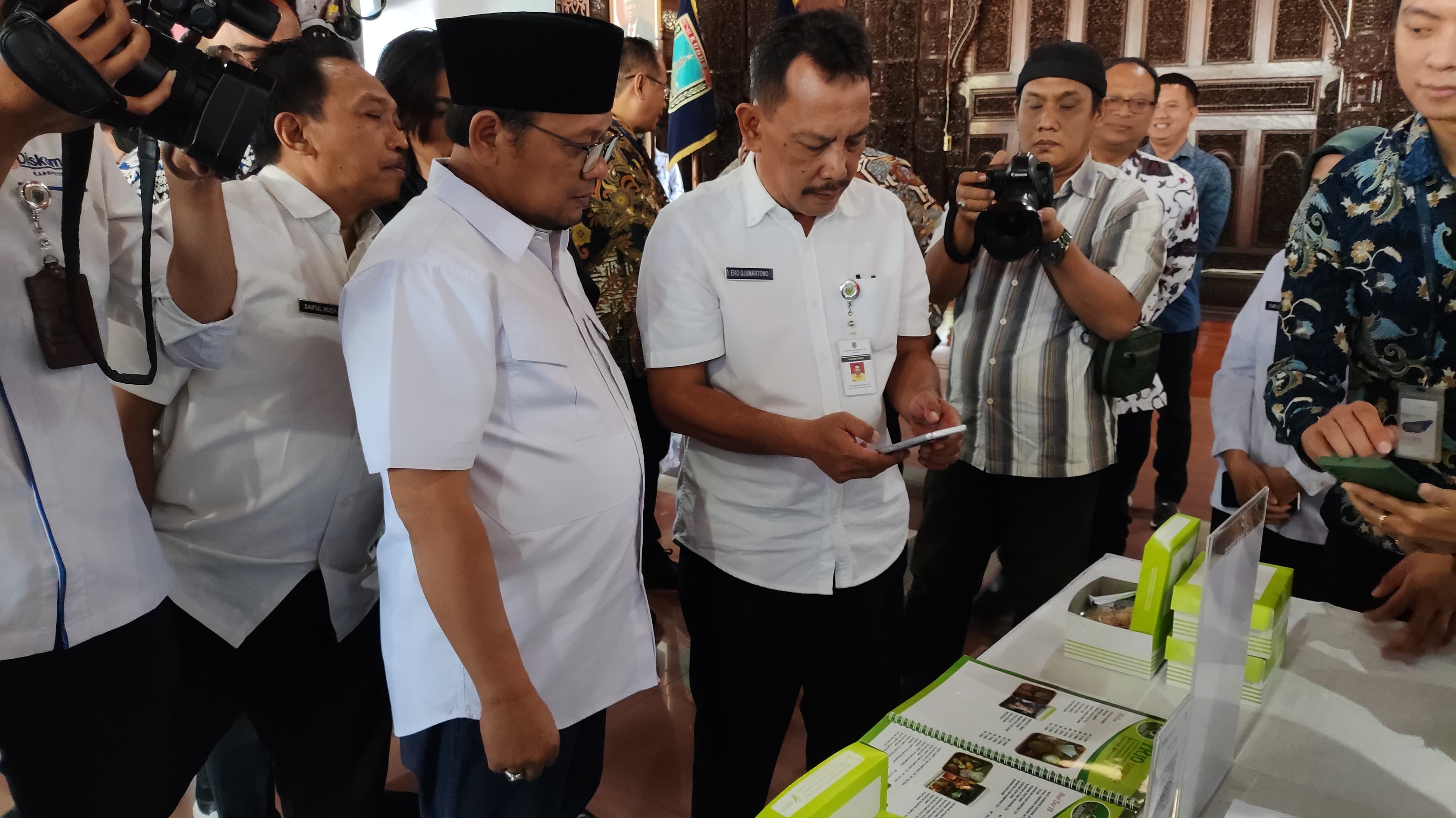 KEMUDAHAN: Pj. Bupati Kudus M. Hasan Chabibie mencoba sistem KPPD Qris dengan pembayaran ATK kemarin.