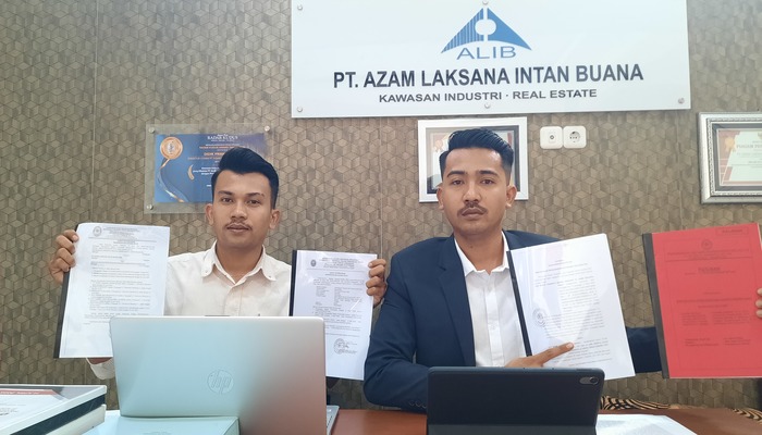 PRESSCON: Kuasa Hukum PT Azam Laksana Intan Buana (ALIB) Gesang Arif Wicaksono dan Mohammad Khusnul Mubaroq menunjukkan bukti administrasi.