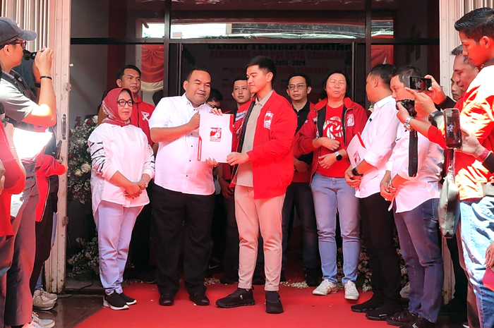 SAH: Arief Rohman saat menerima surat rekomendasi dari Ketua Umum PSI Kaesang Pangarep.