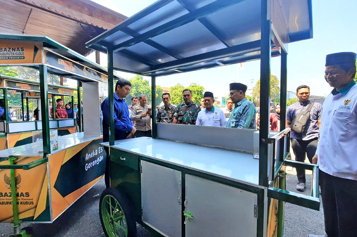 DIBERI BANTUAN: Pj Bupati Kudus M. Hasan Chabibie melihat langsung gerobak bantuan dari Baznas di Pendapa Kudus kemarin.