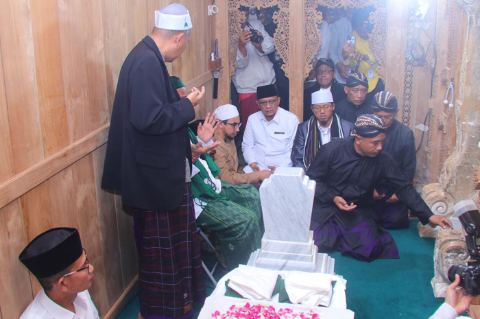 TRADISI: Prosesi pemasangan luwur di nisan makam Sunan Muria yang dihadiri para tokoh agama dan Pj Bupati Kudus M. Chasan Habibie, Minggu (21/7).